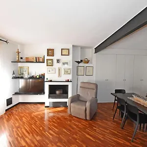 https://apt-joyful-in-a-building-from-the-1700s.it-lombardy.com